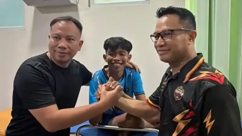 Sudah Sadar, Terkuak Penyebab Dede Sunandar Pingsan di Ring Tinju Melawan Vicky Prasetyo